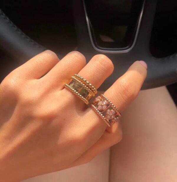 Van Cleef & Arpels. Perlée clovers ring