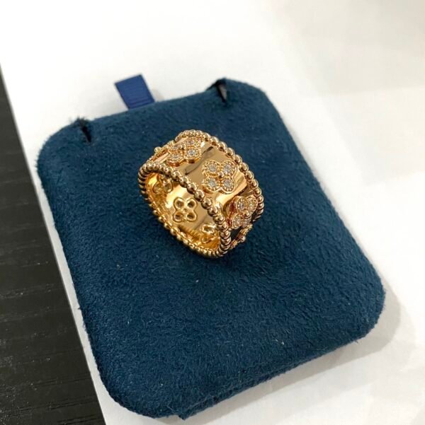 Van Cleef & Arpels. Perlée clovers ring