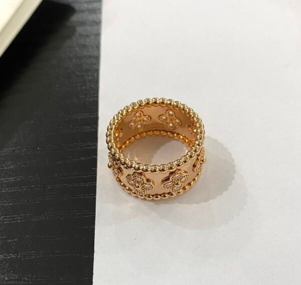 Van Cleef & Arpels. Perlée clovers ring