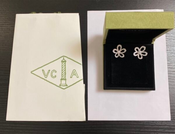 Van Cleef & Arpels. Flowerlace earrings