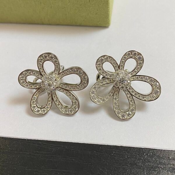 Van Cleef & Arpels. Flowerlace earrings