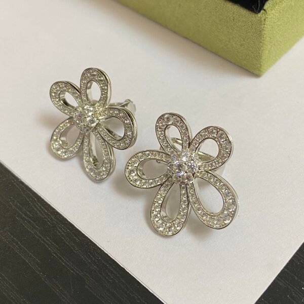 Van Cleef & Arpels. Flowerlace earrings