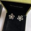 Van Cleef & Arpels. Flowerlace earrings