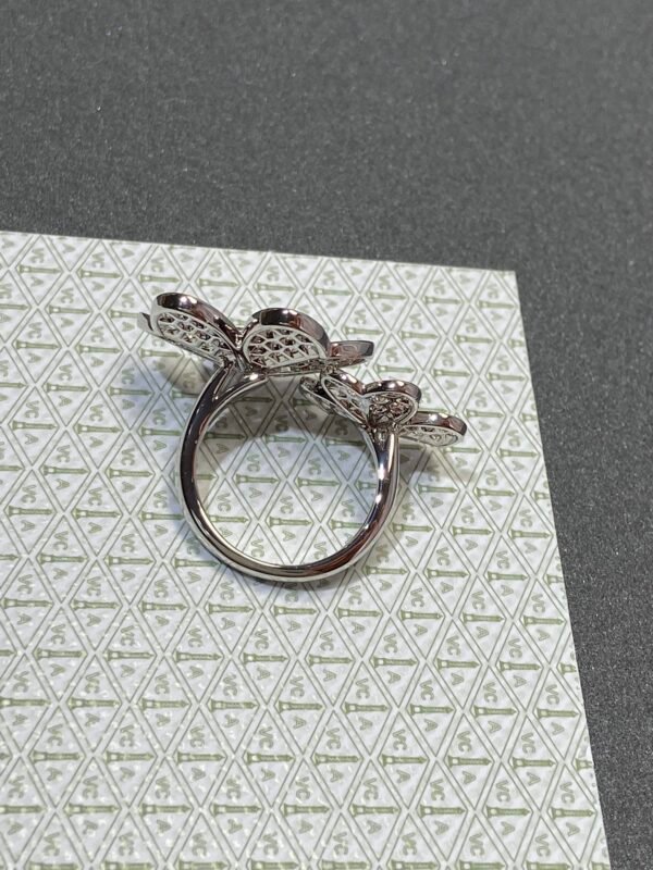 Van Cleef & Arpelf. Frivole Between the Finger ring
