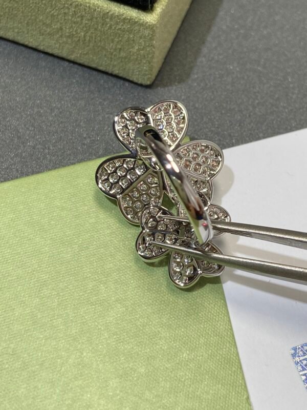 Van Cleef & Arpelf. Frivole Between the Finger ring