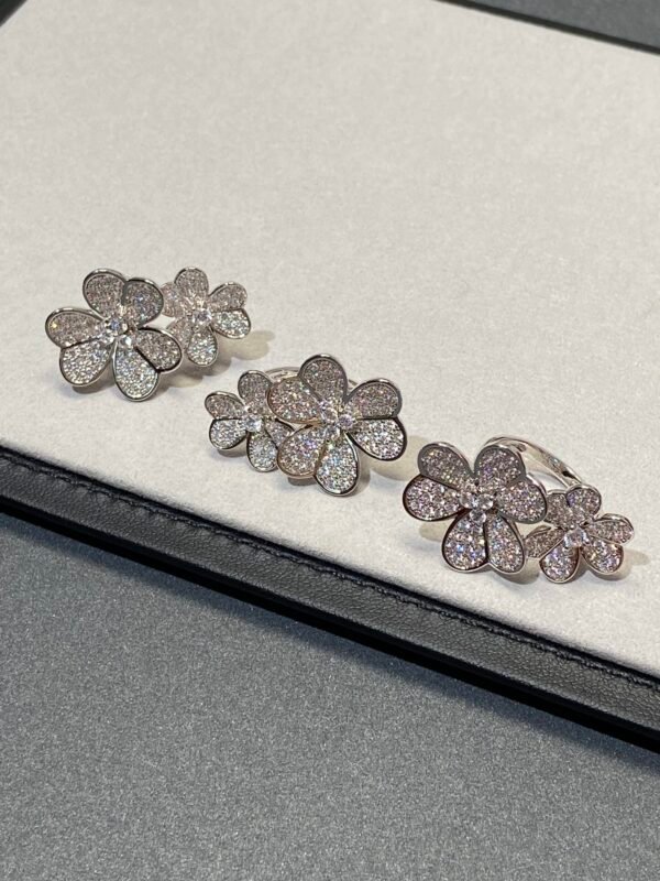 Van Cleef & Arpelf. Frivole Between the Finger ring