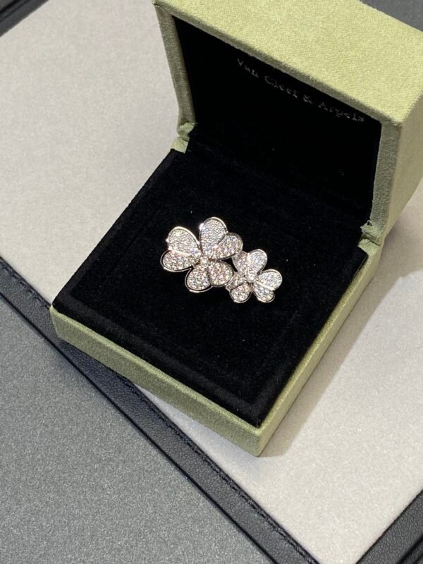 Van Cleef & Arpelf. Frivole Between the Finger ring