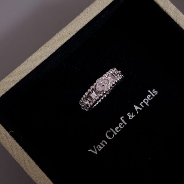 Van Cleef & Arpels. Perlée sweet clovers ring