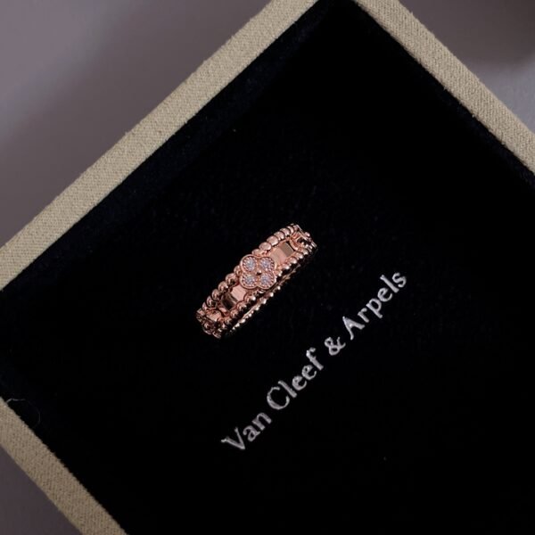 Van Cleef & Arpels. Perlée sweet clovers ring