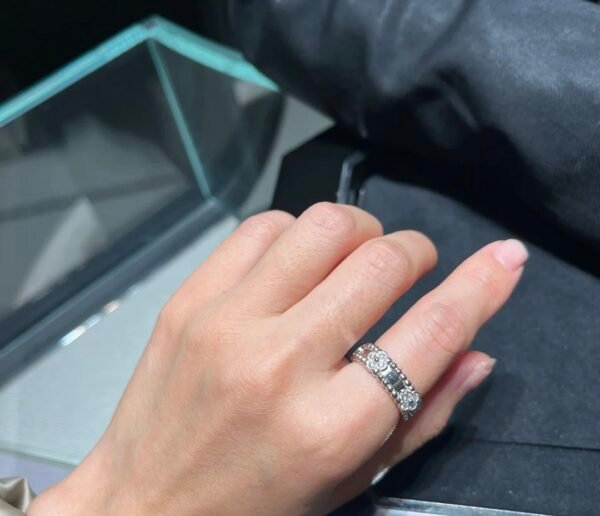 Van Cleef & Arpels. Perlée sweet clovers ring