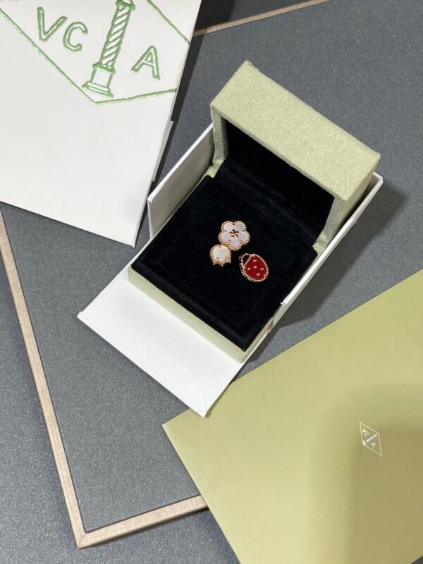 Van Cleef & Arpels. Lucky Spring Between the Finger ring