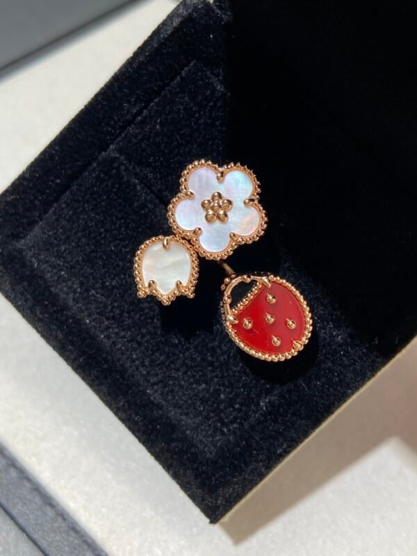Van Cleef & Arpels. Lucky Spring Between the Finger ring