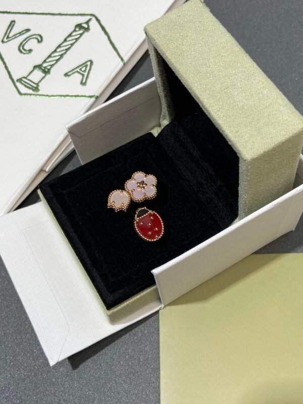 Van Cleef & Arpels. Lucky Spring Between the Finger ring