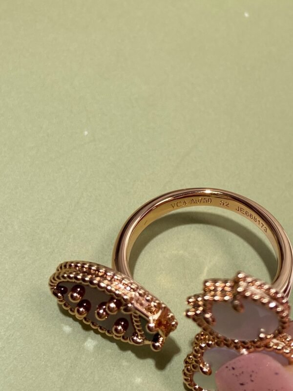 Van Cleef & Arpels. Lucky Spring Between the Finger ring