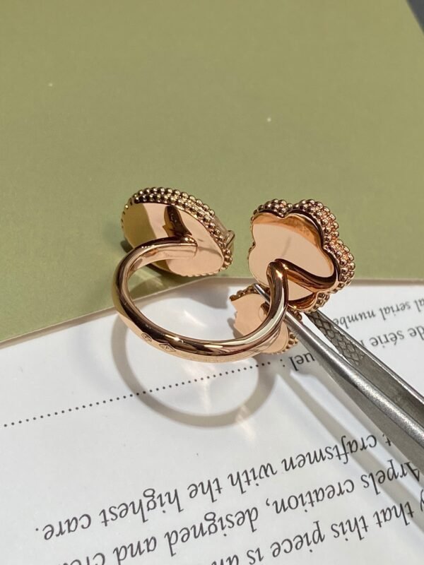 Van Cleef & Arpels. Lucky Spring Between the Finger ring