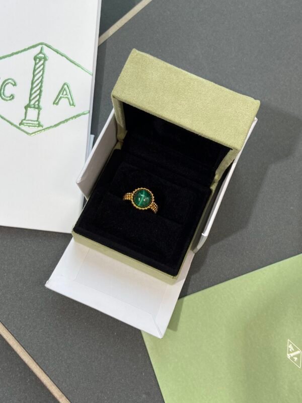 Van Cleef & Arpels. Perlée couleurs ring