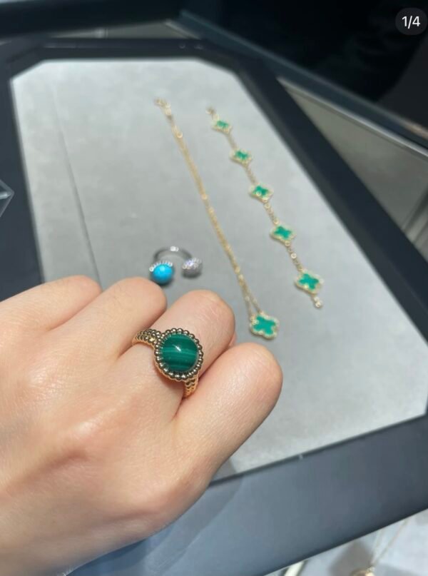 Van Cleef & Arpels. Perlée couleurs ring