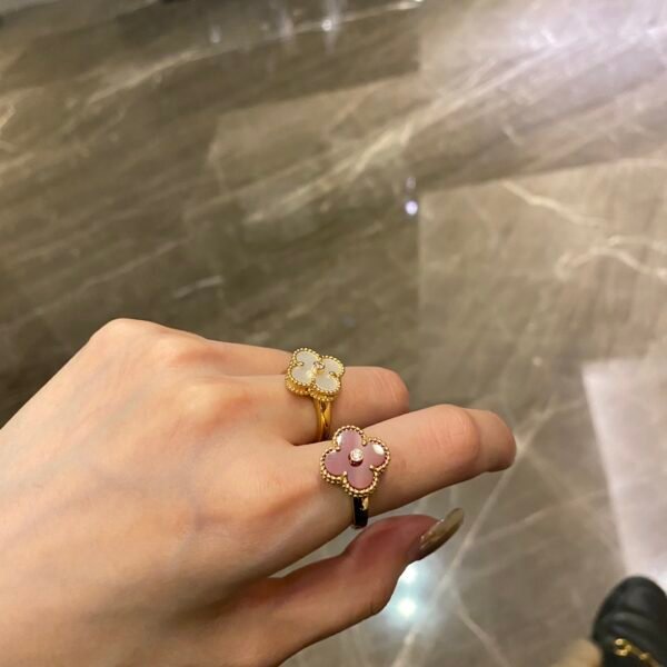 Van Cleef & Arpels. Vintage Alhambra ring