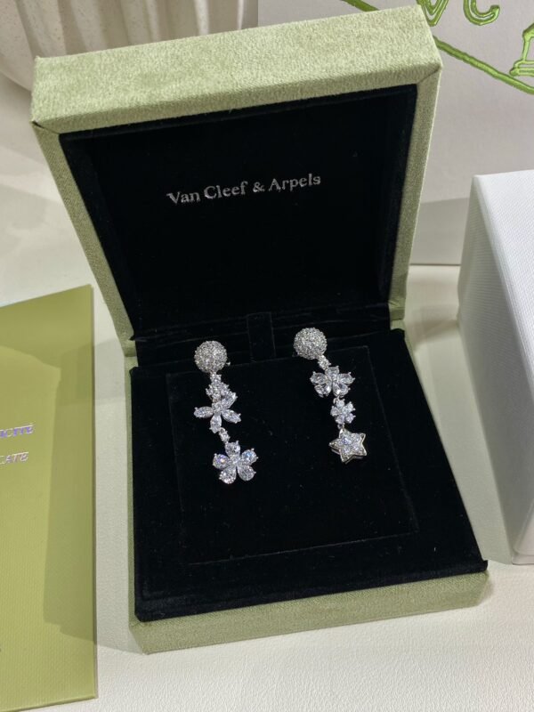 Van Cleef & Arpels. Folie des Prés earrings