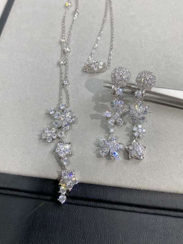 Van Cleef & Arpels. Folie des Prés earrings