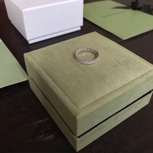 Van Cleef & Arpels. Estelle wedding band