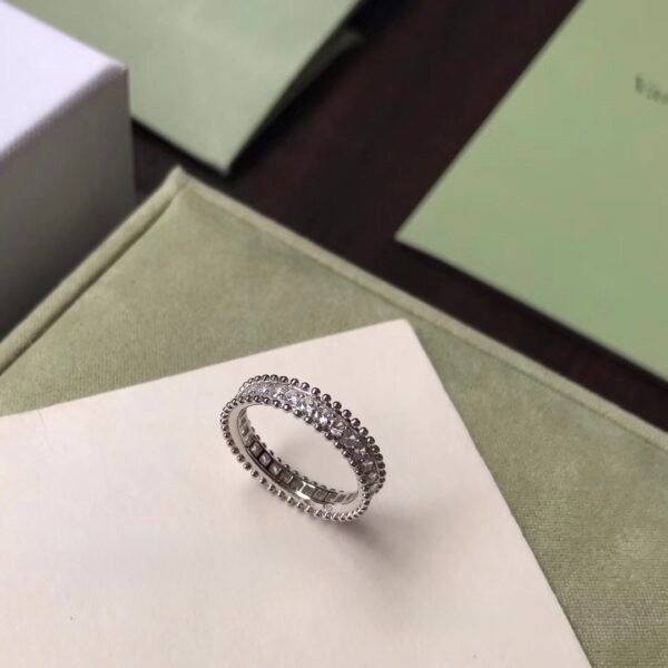 Van Cleef & Arpels. Estelle wedding band