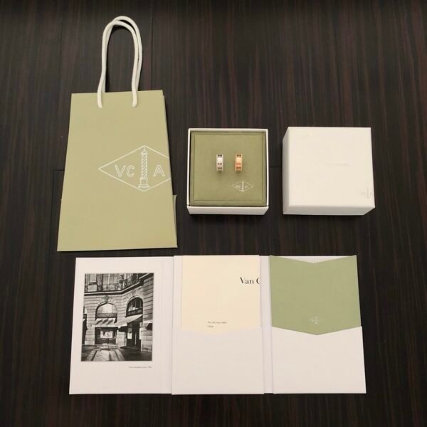 Van Cleef & Aepels. Perlée signature ring