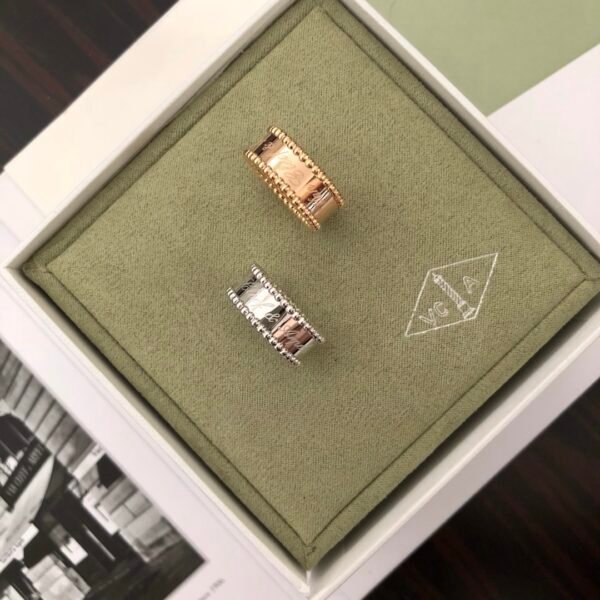 Van Cleef & Aepels. Perlée signature ring