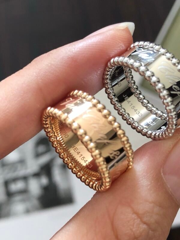 Van Cleef & Aepels. Perlée signature ring