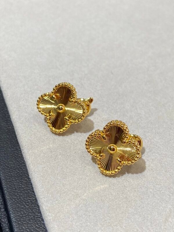 Van Cleef & Arpels. Vintage Alhambra earrings