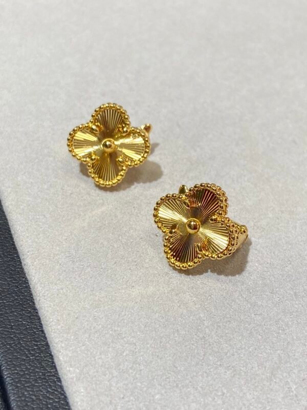 Van Cleef & Arpels. Vintage Alhambra earrings