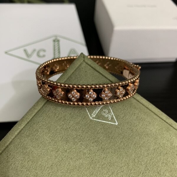 Van Cleef & Arpels. Perlée clovers bracelet, medium model