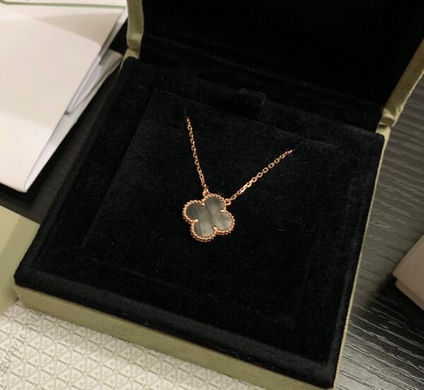 i1591687848_5715_1 Van Cleef & Arpels. Vintage Alhambra pendant (Mother-of-pearl)