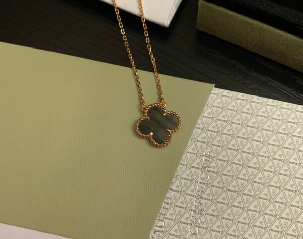 i1591687848_5739_3 Van Cleef & Arpels. Vintage Alhambra pendant (Mother-of-pearl)