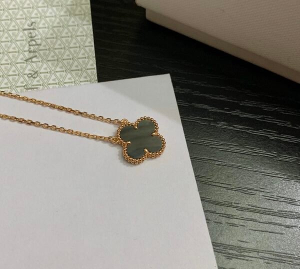 i1591687848_5970_4 Van Cleef & Arpels. Vintage Alhambra pendant (Mother-of-pearl)