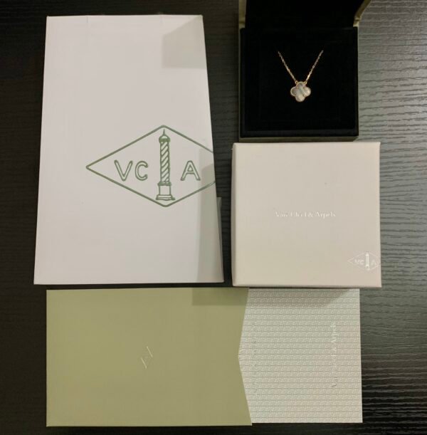 i1591687848_6893_0 Van Cleef & Arpels. Vintage Alhambra pendant (Mother-of-pearl)