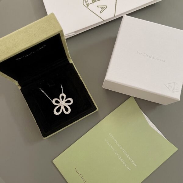 Van Cleef & Arpels. Flowerlace pendant