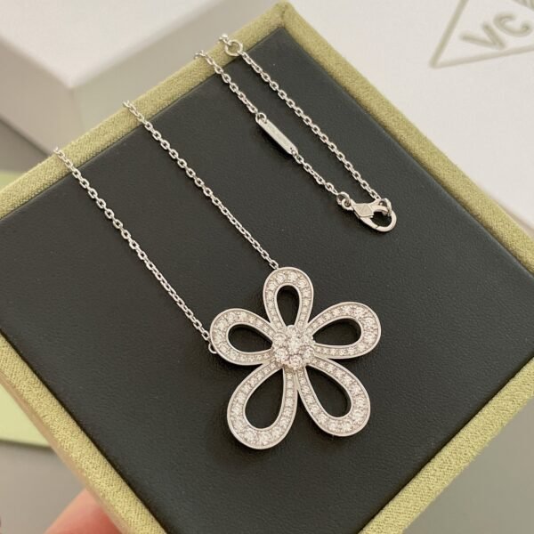 Van Cleef & Arpels. Flowerlace pendant