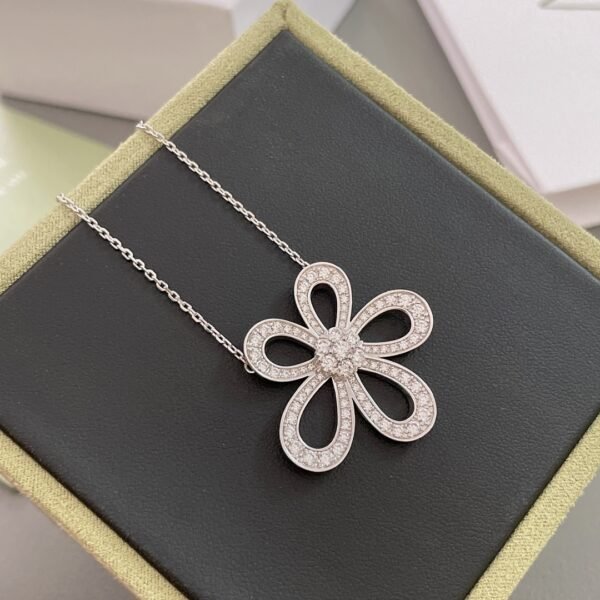 Van Cleef & Arpels. Flowerlace pendant