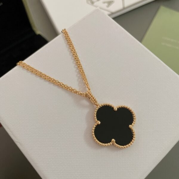 Van Cleef & Arpels. Magic Alhambra long necklace, 1 motif