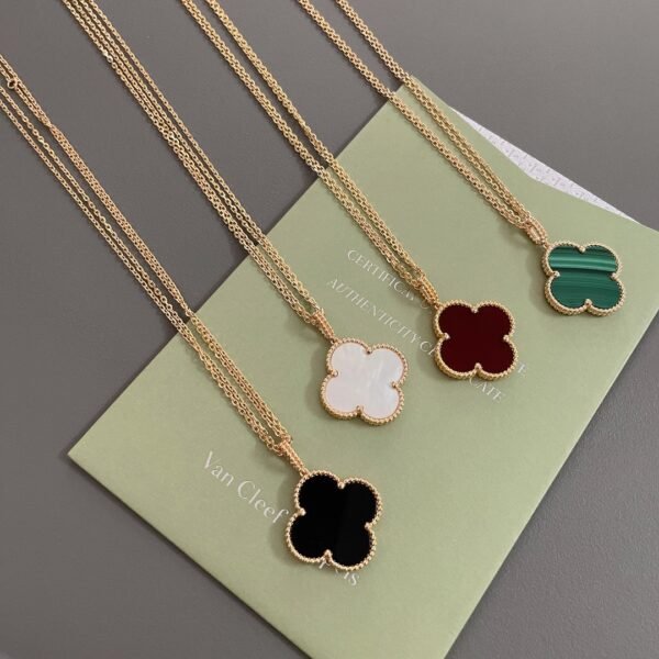 Van Cleef & Arpels. Magic Alhambra long necklace, 1 motif