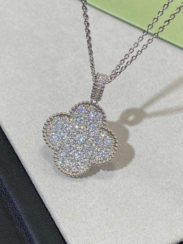 Van Cleef & Arpels. Magic Alhambra long necklace, 1 motif