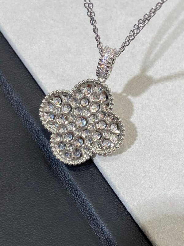 Van Cleef & Arpels. Magic Alhambra long necklace, 1 motif