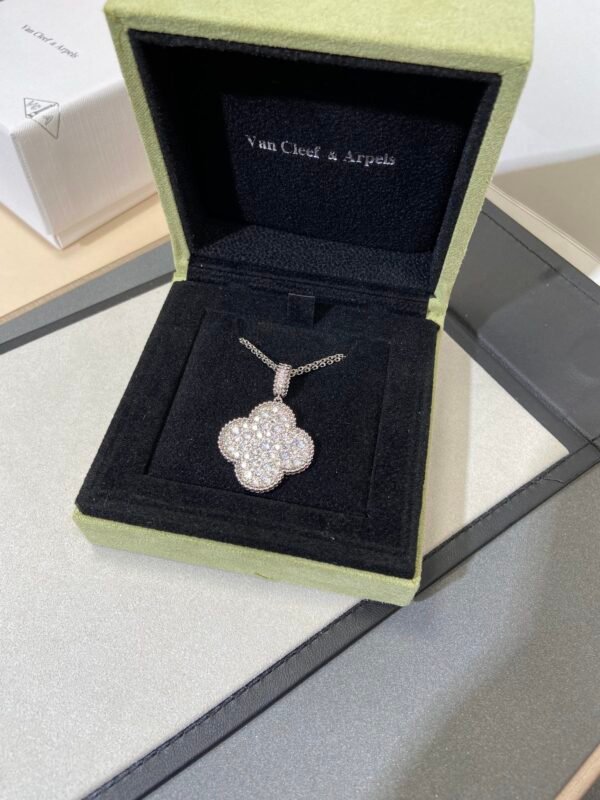 Van Cleef & Arpels. Magic Alhambra long necklace, 1 motif