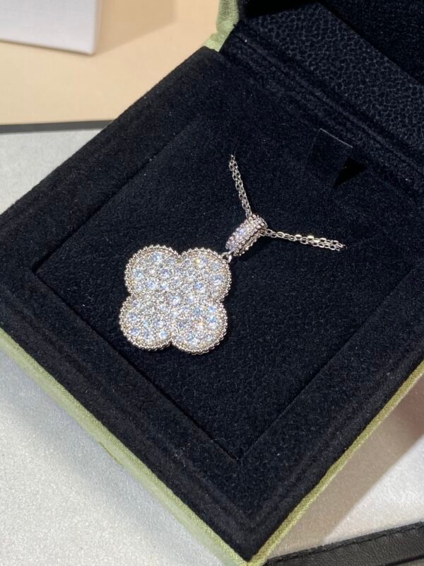 Van Cleef & Arpels. Magic Alhambra long necklace, 1 motif
