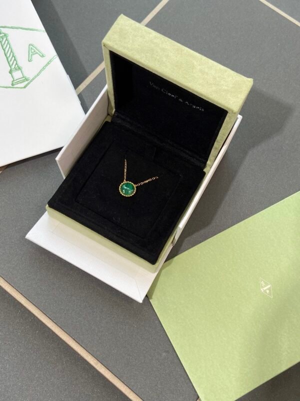 VanCleef & Arpels. Perlée couleurs pendant