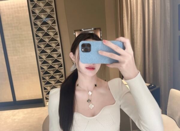 Van Cleef & Arpels. Magic Alhambra necklace, 6 motifs