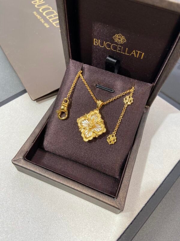 BUCCELLATI. OPERA TULLE PENDANT IN YELLOW GOLD WITH RADIAL TULLE