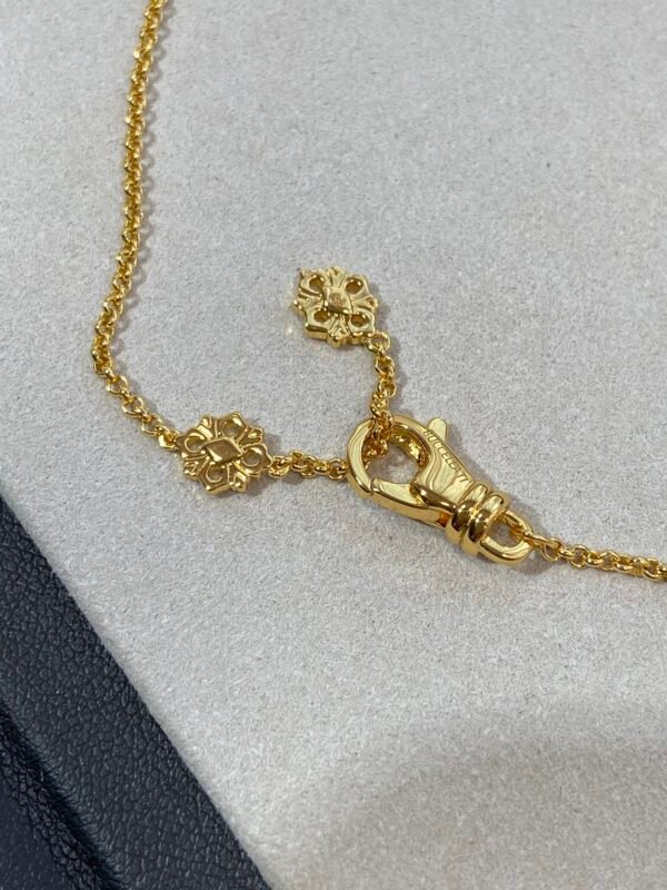 BUCCELLATI. OPERA TULLE PENDANT IN YELLOW GOLD WITH RADIAL TULLE