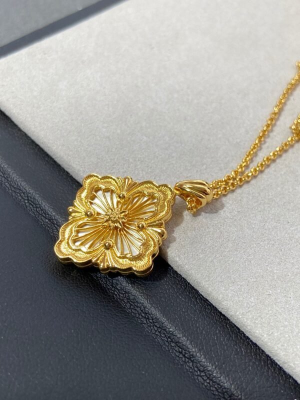 BUCCELLATI. OPERA TULLE PENDANT IN YELLOW GOLD WITH RADIAL TULLE